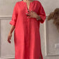 Lässiges, atmungsaktives Kleid in Volltonfarbe mit 3/4-Ärmeln und V-Ausschnitt
