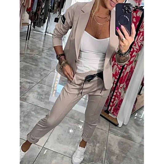 Completo giacca e pantaloni casual per donne