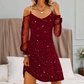 Vestido elegante de mujer con hombros al descubierto y mangas de malla